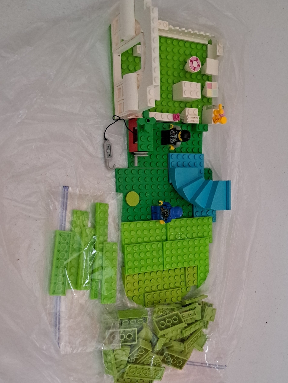 Lego Green, Blue, White Playset Base with Minifigures